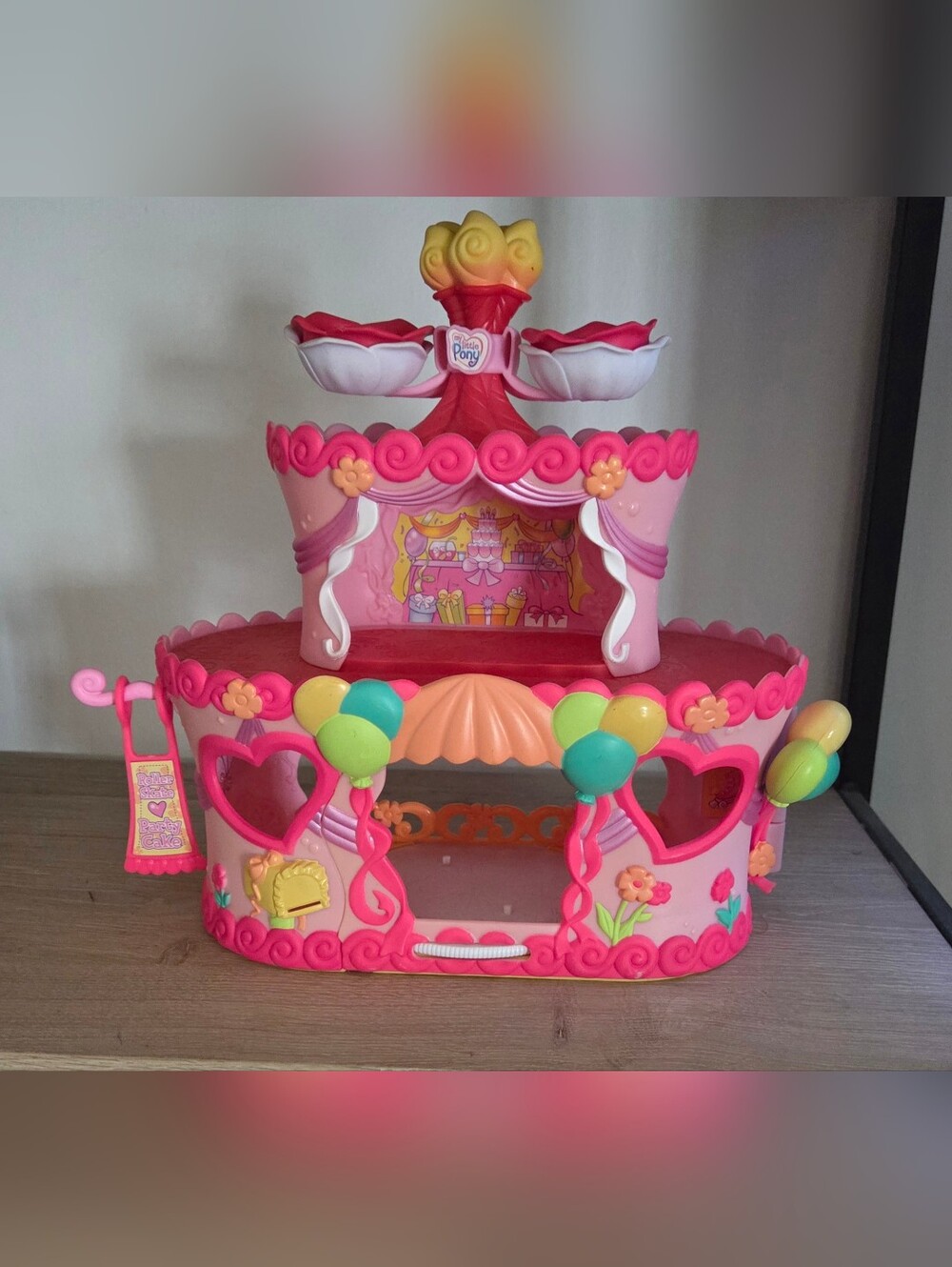 My Little Pony Ponyville Pinkie Pie's Roller Skate Party Cake House.